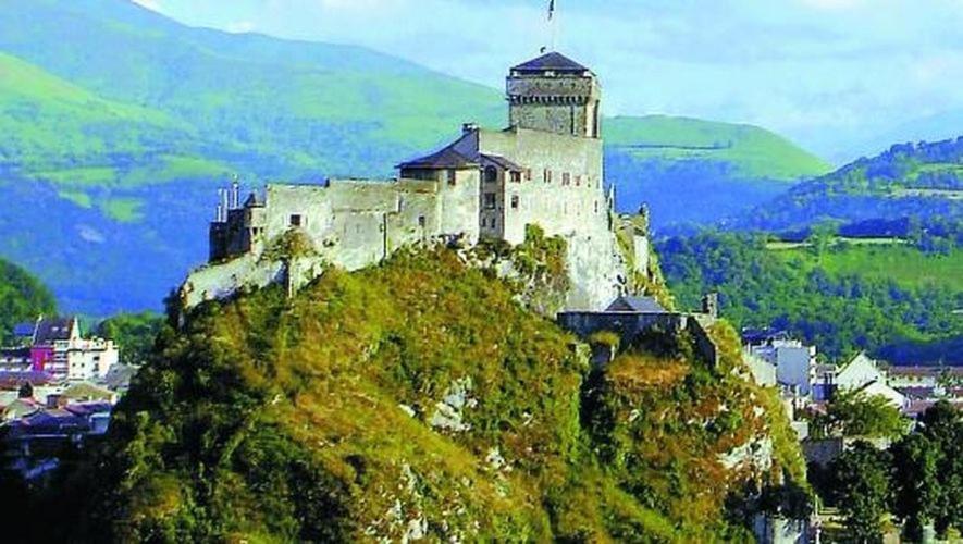 Tithome 1 - Gare, Centre Ville, Vue Montagne Et Chateau Lourdes Bagian luar foto